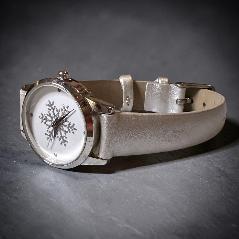 Charming Charlie Wristwatch Women Silver Tone Silver Strap Snowflake Dial WORKS